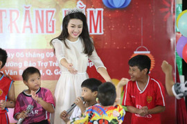 Hoa hậu Mỹ Linh, Á hậu Thuỳ Dung hoá chị Hằng chơi đùa cùng em nhỏ