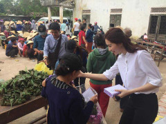 Hoa hậu Đặng Thu Thảo âm thầm về vùng lũ trao quà cho bà con