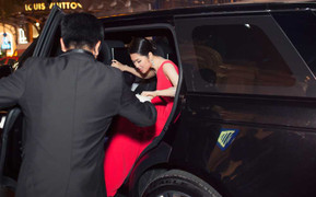 Siêu mẫu Thu Hằng đi siêu xe chục tỷ đến sự kiện