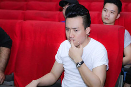 Trấn Thành mang dép xỏ ngón, mặc quần ngắn đi tập kịch lúc nửa đêm