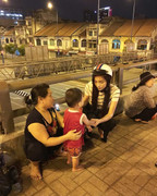 Hoa hậu Kỳ Duyên đi xe máy phát quà từ thiện lúc nửa đêm