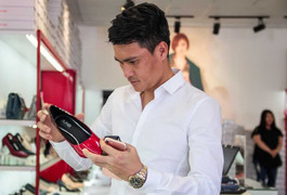 Công Vinh tỉ mẩn chọn quà 8/3 cho bà xã Thủy Tiên