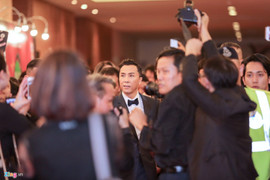 Giữa tâm bão, Chân Tử Đan sang Malaysia dự thảm đỏ cùng Hồng Ánh