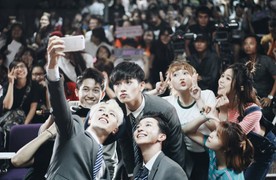 Kỷ niệm 1 năm hoạt động, Monstar được fan tặng sao trên trời