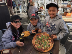 Hồ Văn Cường lần đầu xuất ngoại lưu diễn cùng mẹ Phi Nhung