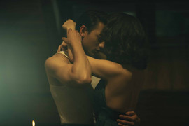 Fan ‘phát sốt’ với cảnh quay thân mật của Isaac và bạn diễn