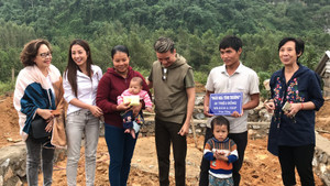 Đàm Vĩnh Hưng giản dị trao quà từ thiện ở Quảng Bình