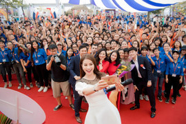 Phạm Hương hào hứng nhảy tập thể cùng hàng nghìn sinh viên Hà Nội