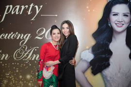 Hồ Ngọc Hà vội vã đến chúc mừng ‘Nữ hoàng Kim cương’ Đinh Hiền Anh