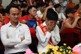 Hoa hậu H’Hen Niê bật khóc, cởi dây chuyền ngọc trai tặng trẻ em làng SOS