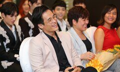 Hà Anh Tuấn, Hồng Nhung mang 'Câu chuyện hòa bình' ra phố đi bộ Nguyễn Huệ