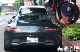 Tậu siêu xe mới trị giá 28 tỷ, Hoắc Kiến Hoa lộ khoảnh khắc 'quê độ' khi chưa quen mở cửa xe