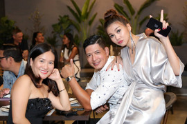 Lịch trình bận rộn, Thanh Hằng vẫn đẹp rạng rỡ trong ngày trở thành bà chủ