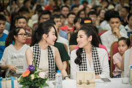 Á hậu Tú Anh xinh đẹp, tất bật đi tặng sách cho sinh viên