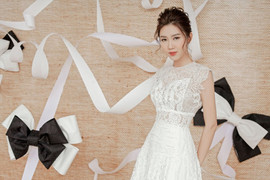 Thúy Ngân khoe vóc dáng quyến rũ với loạt váy áo xuyên thấu