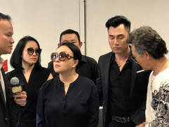 Vợ chồng danh ca Hương Lan cùng nhiều sao Việt đến viếng Anh Vũ ở Mỹ