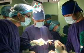 Thay khớp háng cho cụ ông 100 tuổi bị gãy cổ xương đùi