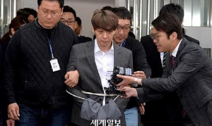 Park Yoochun bị còng tay, trói bằng dây thừng khi rời tòa án