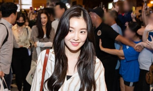 'Nữ thần đẹp nhất Kpop' Irene cùng Red Velvet rạng rỡ ở sân bay khi đến Việt Nam