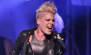 Ca sĩ 'Just give me a reason' bị sảy thai từ năm 17 tuổi