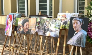 Hình ảnh vai diễn của cố nghệ sĩ Lê Bình được đặt trong lễ tang