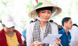 H’Hen Niê giản dị đội nón lá phát thuốc cho người dân nghèo