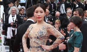 Sao nữ Trung Quốc giả điếc khi bị 'đuổi khéo' trên thảm đỏ Cannes