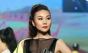 Siêu mẫu Thanh Hằng lạnh lùng, sải bước đầy quyến rũ khi làm vedette