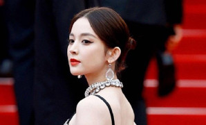 Mỹ nữ Tân Cương mặc váy xuyên thấu, kiêu sa trên thảm đỏ Cannes