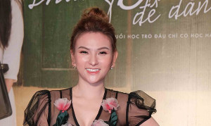 Thu Thủy xinh đẹp rạng rỡ đến chúc mừng đạo diễn Lê Hà Nguyên