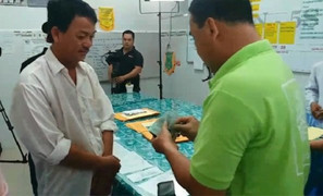 Đoạn clip giấu kín nhiều năm: Quyền Linh rút hết tiền túi giúp người nghèo trong hậu trường