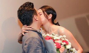 Lam Trường hôn vợ trước đông người, phủ nhận rạn nứt hôn nhân