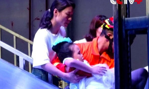 Tai nạn sập sân khấu khiến một bé gái thiệt mạng và 14 người bị thương