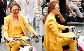 Mỹ Tâm chạy xe điện mini trên phố đến gặp fan