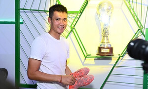 Công Vinh: ‘Nhìn lại đôi giày cũ, tôi thấy mình với những tháng ngày lăn xả trên sân cỏ’