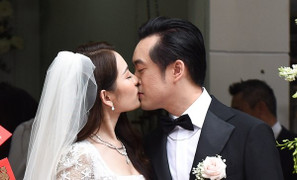 Sara Lưu diện áo dài, hạnh phúc hôn Dương Khắc Linh trong lễ ăn hỏi