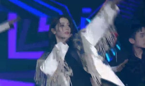 Địch Lệ Nhiệt Ba khiến fan 'phát cuồng' khi nhảy sexy ở tiệc sinh nhật