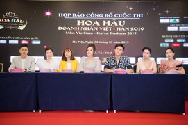 Hoa hậu Đỗ Mỹ Linh, nữ doanh nhân Trần Thiên Lý cùng ngồi ghế nóng cuộc thi ‘Hoa hậu Doanh nhân Việt – Hàn 2019’