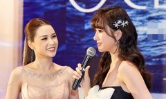 Sam diện váy xẻ cao táo bạo, vui vẻ hội ngộ Hari Won và Trà My phim 'Vợ ba'