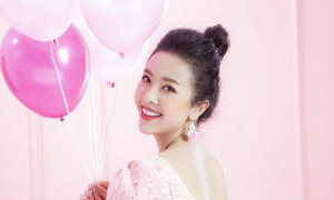 Á hậu Thúy An khoe eo thon, tinh nghịch đón tuổi mới