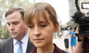 Sao nữ 'Smallville' từng ép nạn nhân giảm cân để phục vụ tình dục