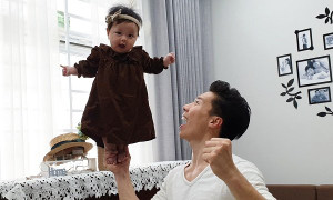 Ngỡ ngàng con gái 6 tháng tuổi của Quốc Nghiệp làm xiếc, đứng trên tay ba