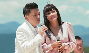 Phương Thanh: ‘Lam Trường chiều fan đến mức bị ngắt, nhéo bầm tím người vẫn đứng yên'