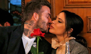 Vợ chồng David Beckham - Victoria hôn nhau đắm đuối trên sàn nhảy