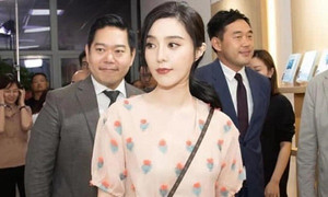 Phạm Băng Băng gây tranh cãi khi mặc váy rẻ tiền dự sự kiện