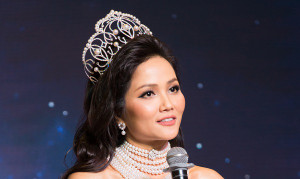 H’Hen Niê xúc động khi sắp kết thúc nhiệm kỳ Hoa hậu Hoàn vũ Việt Nam