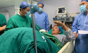 'Đại ca showbiz Hong Kong' Nhậm Đạt Hoa nằm cáng trở về Hong Kong sau khi bị đâm ở sự kiện