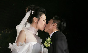 Đàm Thu Trang thay 3 bộ váy, tình tứ hôn Cường Đô la trong lễ cưới