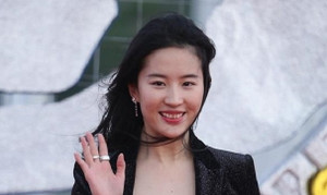 Lưu Diệc Phi bị chê kém sắc khi xuất hiện trên thảm đỏ