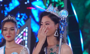 Video: Hoa hậu Lương Thùy Linh khóc nức nở, vẫy chào mẹ sau đăng quang